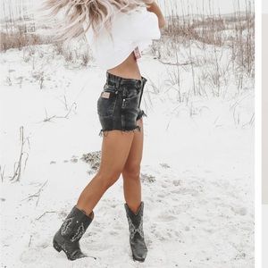 - Wrangler - Distressed Vintage high waist shorts